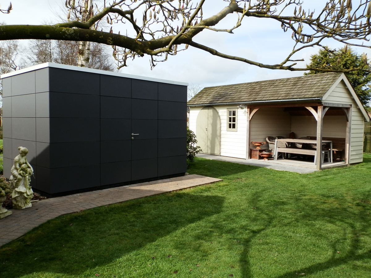 Tuin met een houten bijgebouw en een berging, gerealiseerd door Marnix Verkain